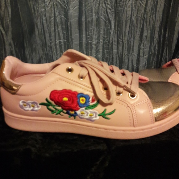 **SOLD**NWOT Super Cute Tennis Shoes - Picture 3 of 6